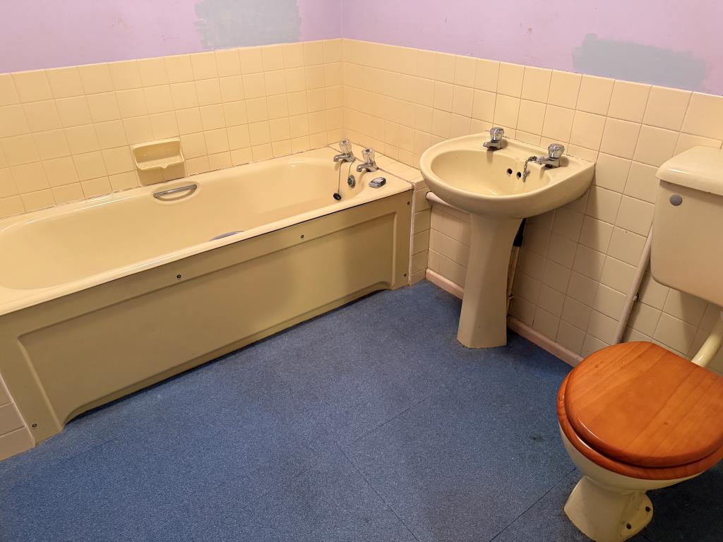 Lot: 80 - GROUND FLOOR FLAT WITH GARAGE IN NEED OF UPDATING - Yellow bathroom suite with sink and WC